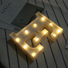 Load image into Gallery viewer, Luminoso led carta luz da noite criativo 26 inglês alfabeto número bateria lâmpada romântico festa de casamento decoração