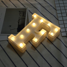 Load image into Gallery viewer, Luminoso led carta luz da noite criativo 26 inglês alfabeto número bateria lâmpada romântico festa de casamento decoração